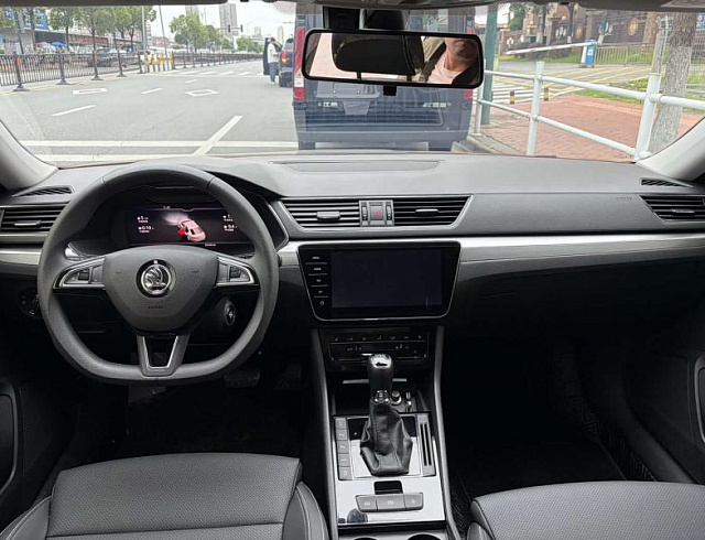 Skoda Superb 1.4 л 2023 г. Серебристо-серый, пробег 33000 км