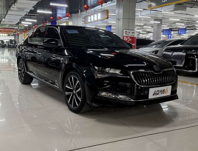Skoda Superb 1.4 л 2025 г. Чёрный, пробег 10000 км