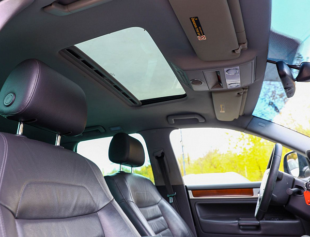 Volkswagen Touareg черный 2008