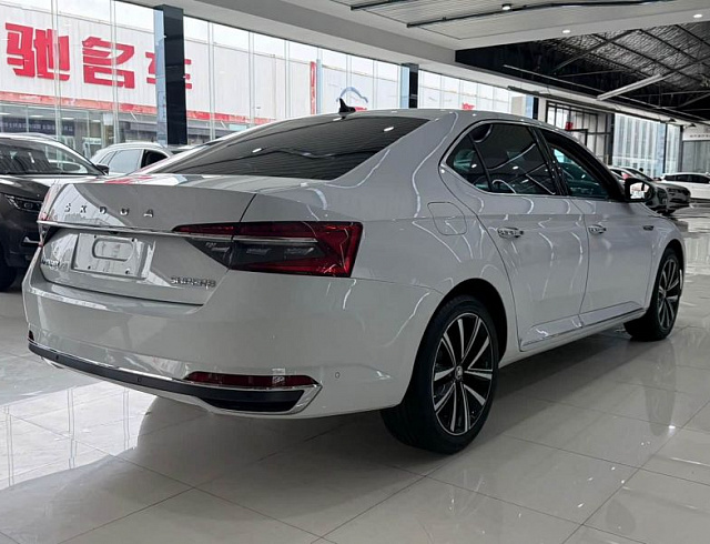 Skoda Superb 1.4 л 2023 г. Белый, пробег 40000 км