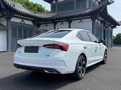 Skoda Octavia 1.4 л 2023 г. Белый, пробег 15000 км