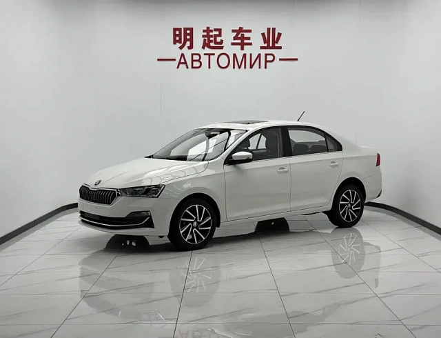Skoda Rapid 1.5 л 2023 г. Белый, пробег 26000 км
