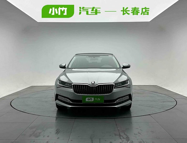 Skoda Superb 1.4 л 2022 г. Серебристо-серый, пробег 43000 км