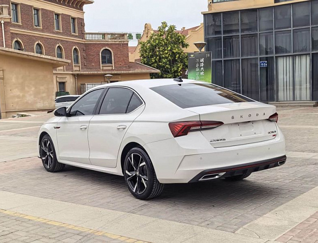 Skoda Octavia 1.4 л 2022 г. Белый, пробег 35000 км