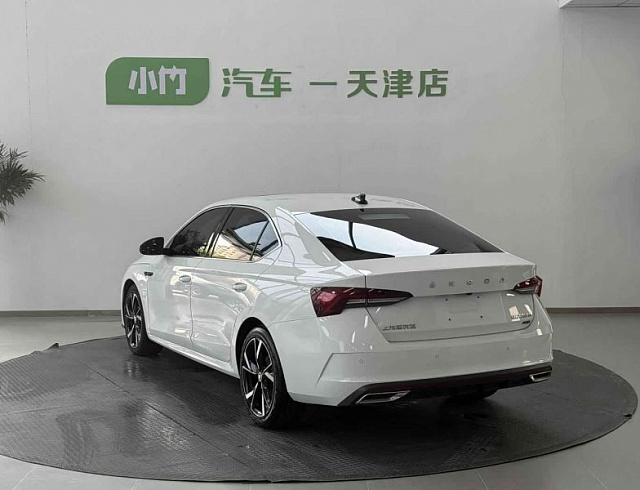 Skoda Octavia 1.4 л 2022 г. Белый, пробег 36000 км