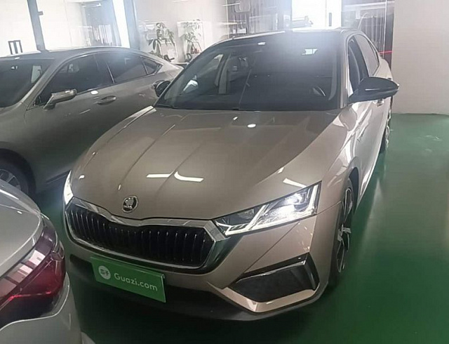 Skoda Octavia 1.4 л 2021 г. желто-оранжевый, пробег 5699 км