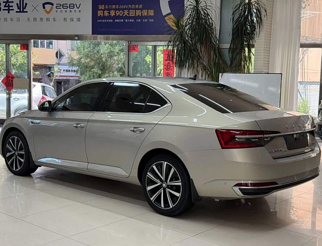 Skoda Superb 1.4 л 2023 г. желто-оранжевый, пробег 26000 км