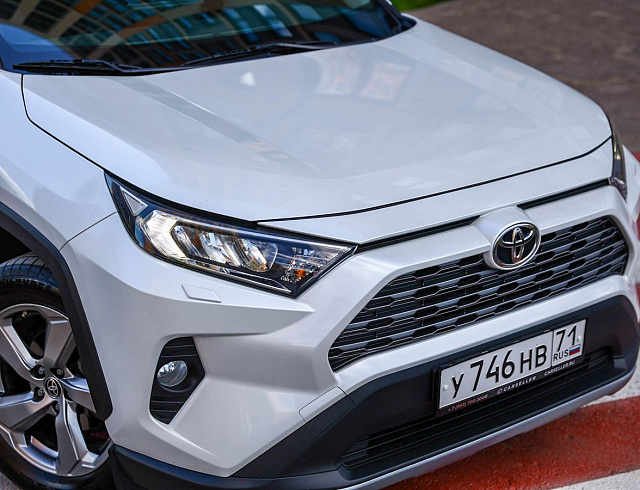 Toyota RAV4 белый 2021