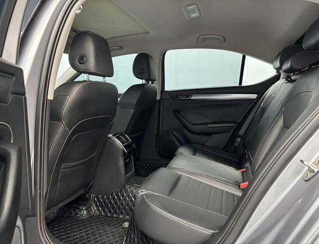 Skoda Superb 1.4 л 2023 г. Серебристо-серый, пробег 30000 км