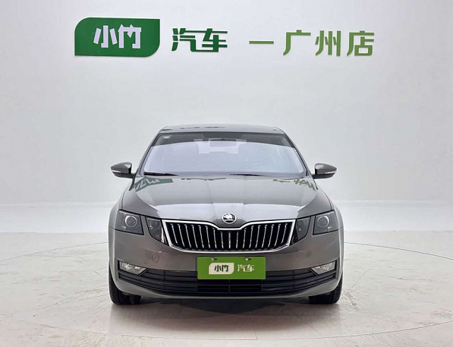 Skoda Octavia 1.5 л 2022 г. Серебристо-серый, пробег 29000 км