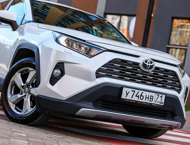 Toyota RAV4 белый 2021