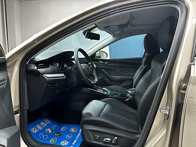 Skoda Octavia 1.4 л 2023 г. желто-оранжевый, пробег 49000 км