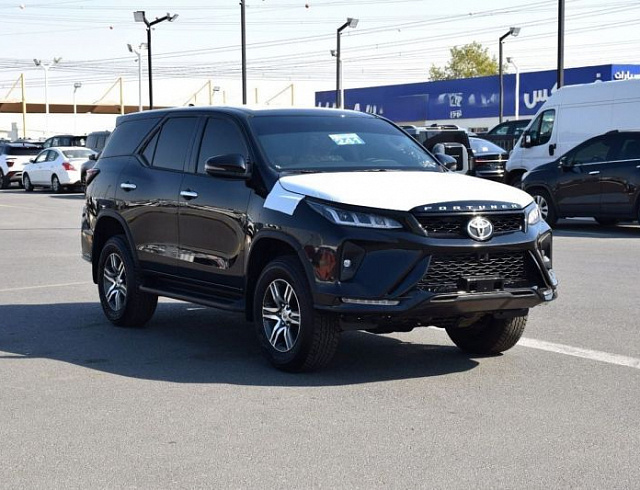 Toyota Fortuner 2.7 л 2026 г. Чёрный, пробег 32 км