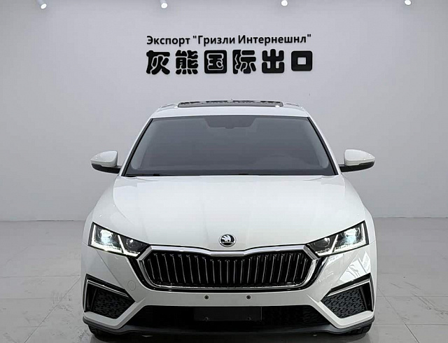 Skoda Octavia 1.4 л 2023 г. Белый, пробег 29000 км