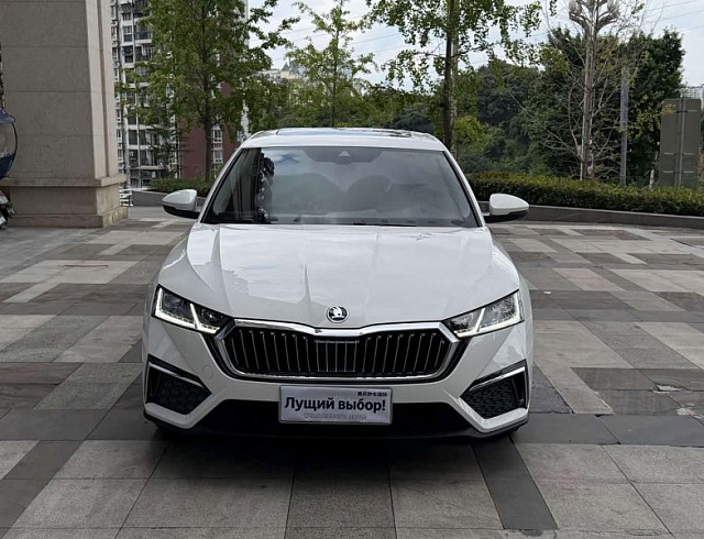 Skoda Octavia 1.4 л 2022 г. Белый, пробег 13300 км
