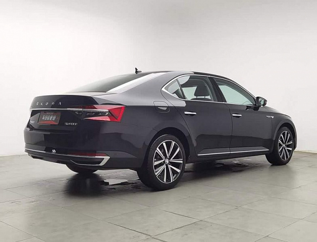 Skoda Superb 1.4 л 2025 г. Чёрный, пробег 9800 км