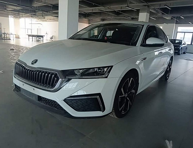 Skoda Octavia 1.4 л 2024 г. Белый, пробег 9800 км
