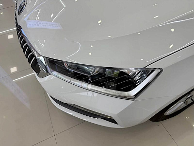 Skoda Rapid 1.5 л 2023 г. Белый, пробег 25000 км