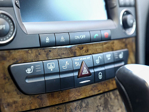 Mercedes-Benz E-Класс белый 2005