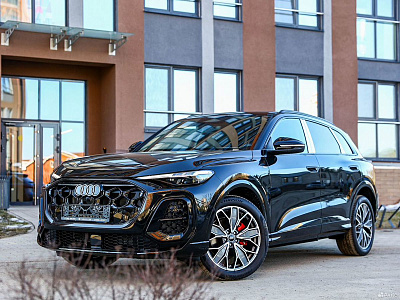 Audi Q5 черный 2025