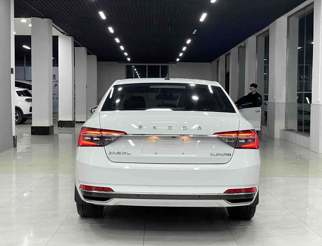Skoda Superb 1.4 л 2022 г. Белый, пробег 27100 км