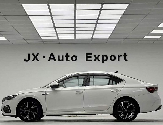 Skoda Octavia 1.4 л 2022 г. Белый, пробег 27000 км