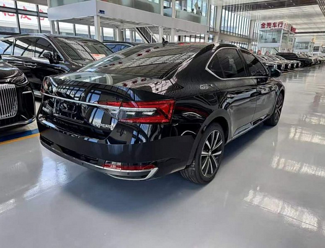 Skoda Superb 1.4 л 2026 г. Чёрный, пробег 1000 км