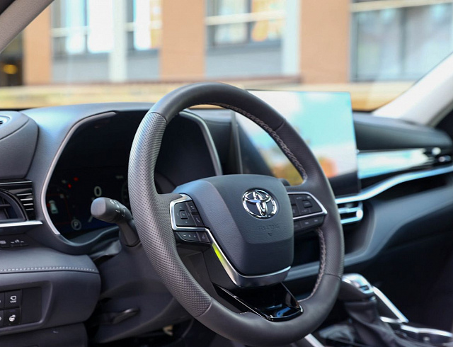 Toyota Highlander белый 2026
