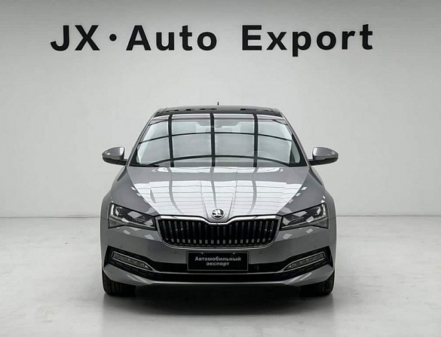 Skoda Superb 1.4 л 2023 г. Серебристо-серый, пробег 10000 км