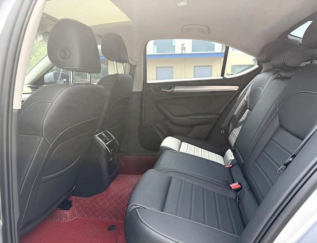 Skoda Superb 1.4 л 2024 г. Серебристо-серый, пробег 4000 км