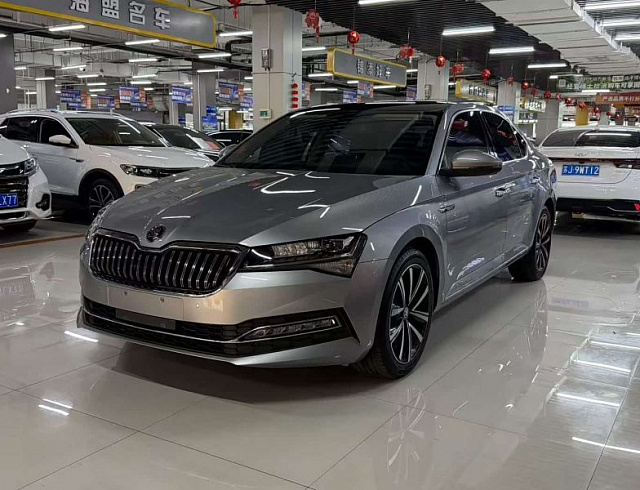 Skoda Superb 1.4 л 2023 г. Серебристо-серый, пробег 18000 км