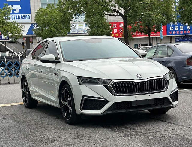 Skoda Octavia 1.4 л 2023 г. Белый, пробег 13000 км