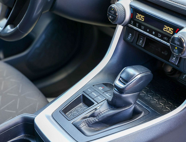 Toyota RAV4 белый 2021
