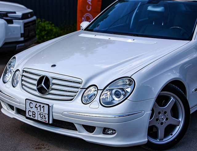 Mercedes-Benz E-Класс белый 2005