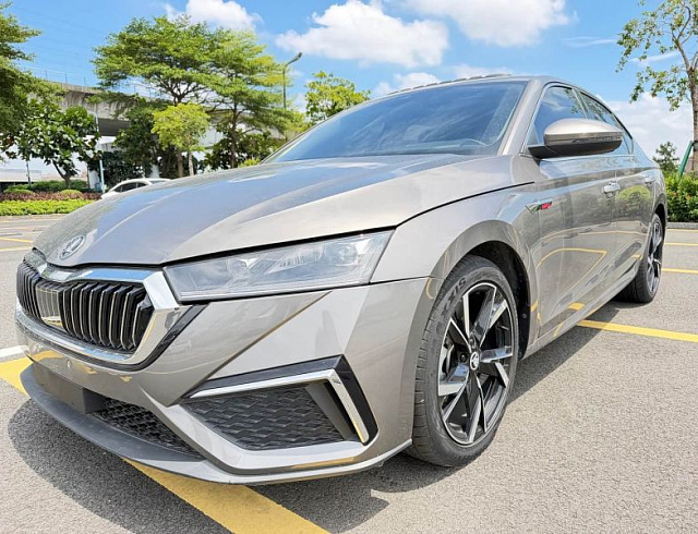 Skoda Octavia 1.4 л 2022 г. Серебристо-серый, пробег 16000 км
