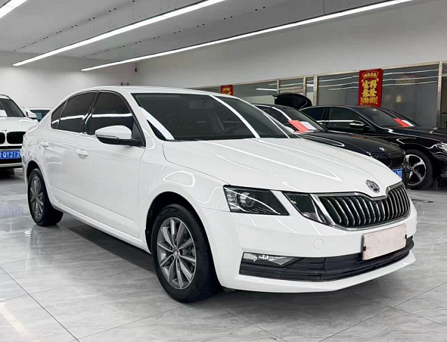 Skoda Octavia 1.5 л 2022 г. Белый, пробег 40000 км