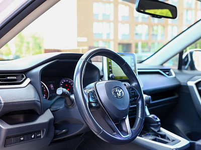 Toyota RAV4 белый 2021