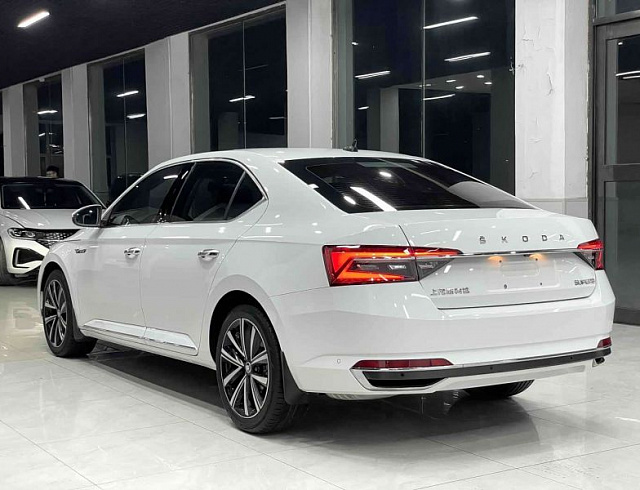 Skoda Superb 1.4 л 2022 г. Белый, пробег 27100 км