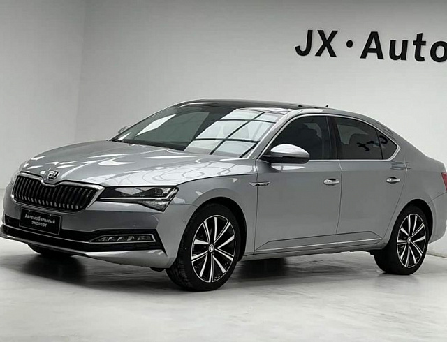 Skoda Superb 1.4 л 2023 г. Серебристо-серый, пробег 10000 км